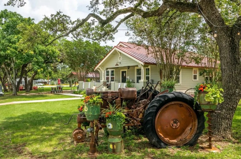 Farmhouse Vineyards Marketplace Tipsy Trailer 768x506